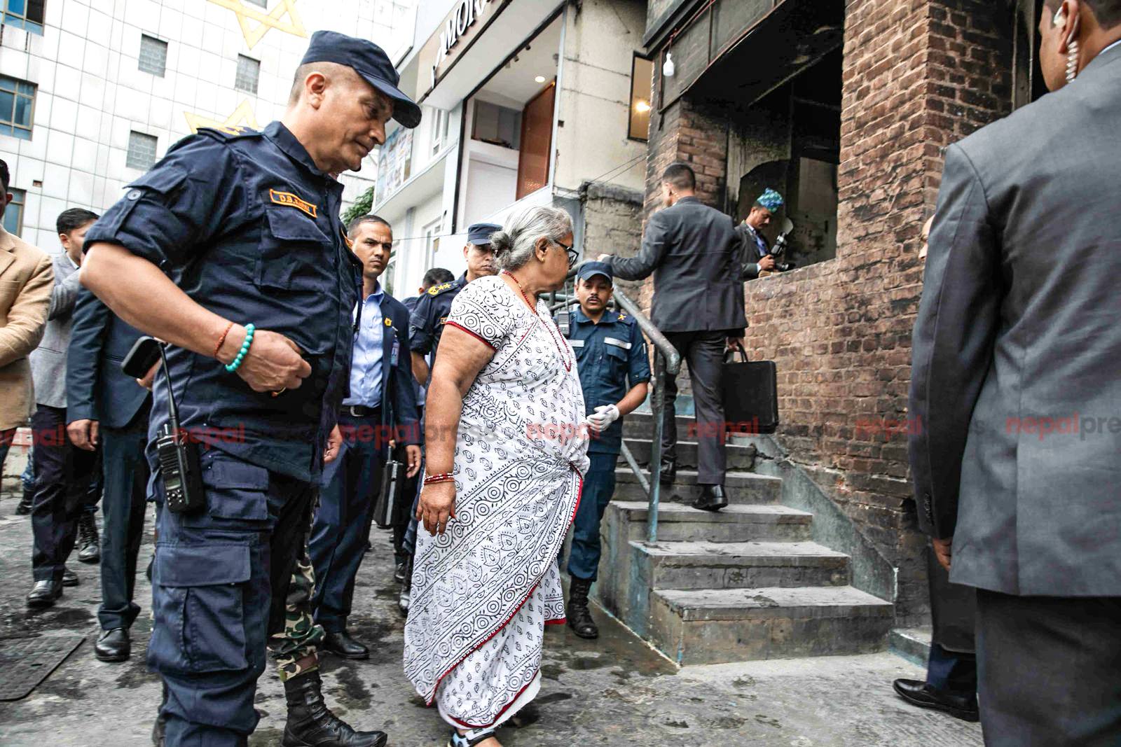 आगजनी र तोडफोड गरिएको प्रहरी कार्यालय निरीक्षण गर्दै प्रधानमन्त्रीले भनिन्- उच्च मनोबलले काममा फर्किनोस्