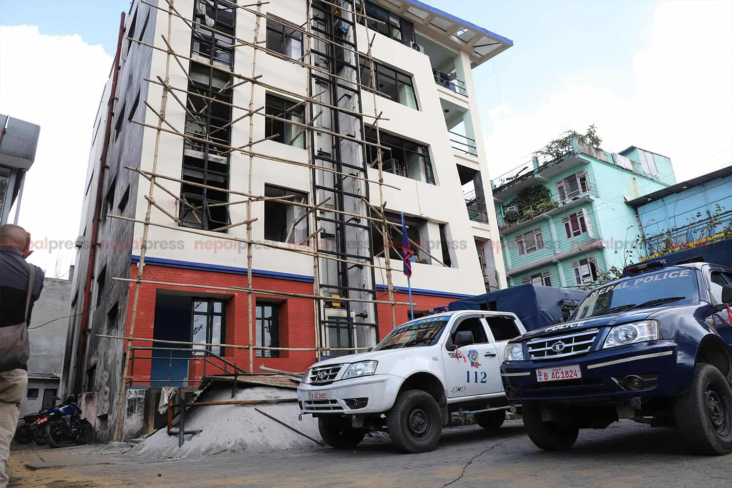 महाराजगञ्जमा प्रहरीकाे हत्या आराेपमा काभ्रेका एक युवक पक्राउ