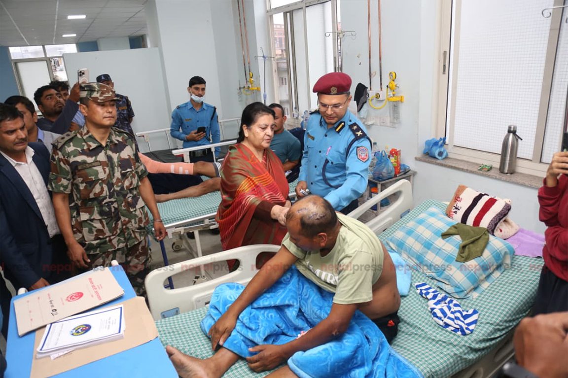 घाइते प्रहरी भेट्न अस्पताल पुगिन् विद्या (तस्बिरहरु)