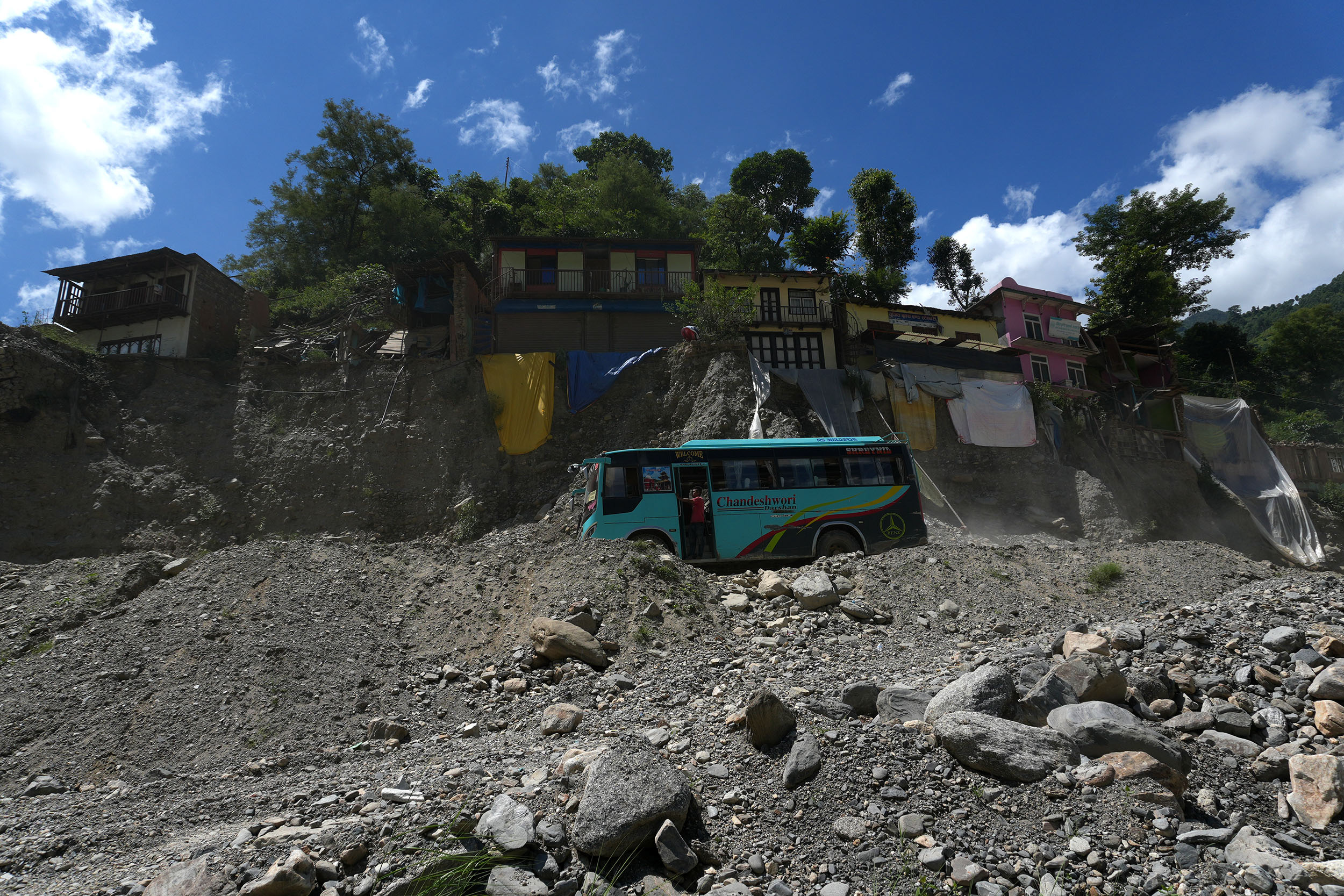 यस्तो छ बीपी राजमार्गको अवस्था (तस्बिरहरू)