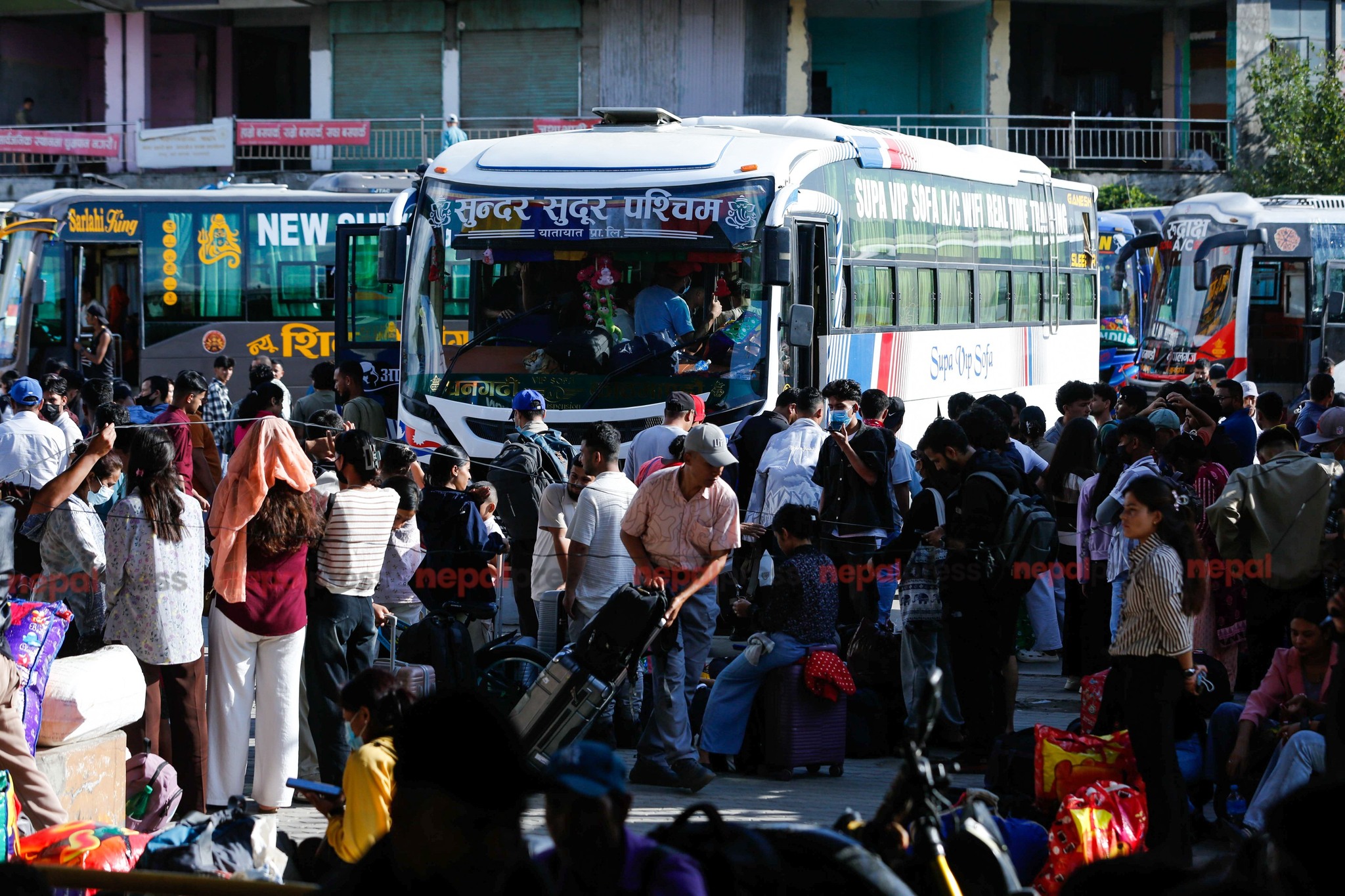 गोंगबु बसपार्कमा गाउँ फर्कनेहरूको भीड, अग्रिम टिकट बुकिङ नखुल्दा यात्रु सास्ती भोग्दै (तस्बिरहरू)