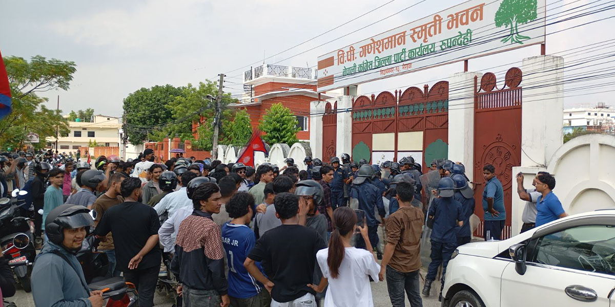 रुपन्देहीमा कांग्रेस नेता बालकृष्ण खाँणको घर तोडफोड, कांग्रेस र एमाले कार्यालय तोडफोड तथा गाडीमा आगजनी