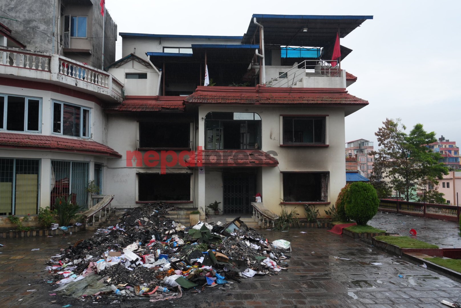 खण्डहर बने प्रमुख तीन राजनीतिक दलको मुख्यालय (तस्बिरहरू)