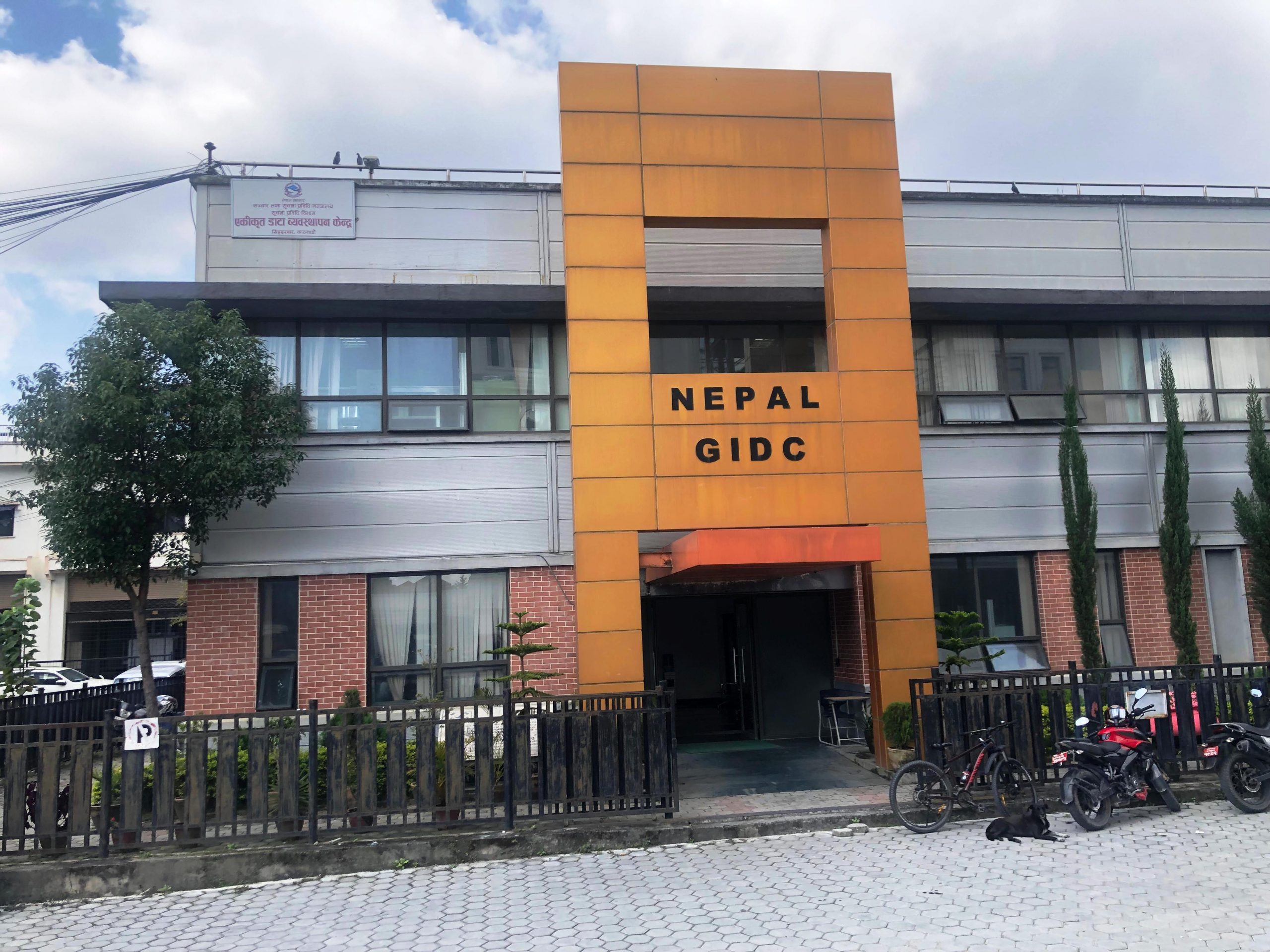 आन्दाेलनले थिलथिलो भएको सिंहदरबारभित्र छिर्दा- केही भवन ध्वस्त, अधिकांश सद्दे