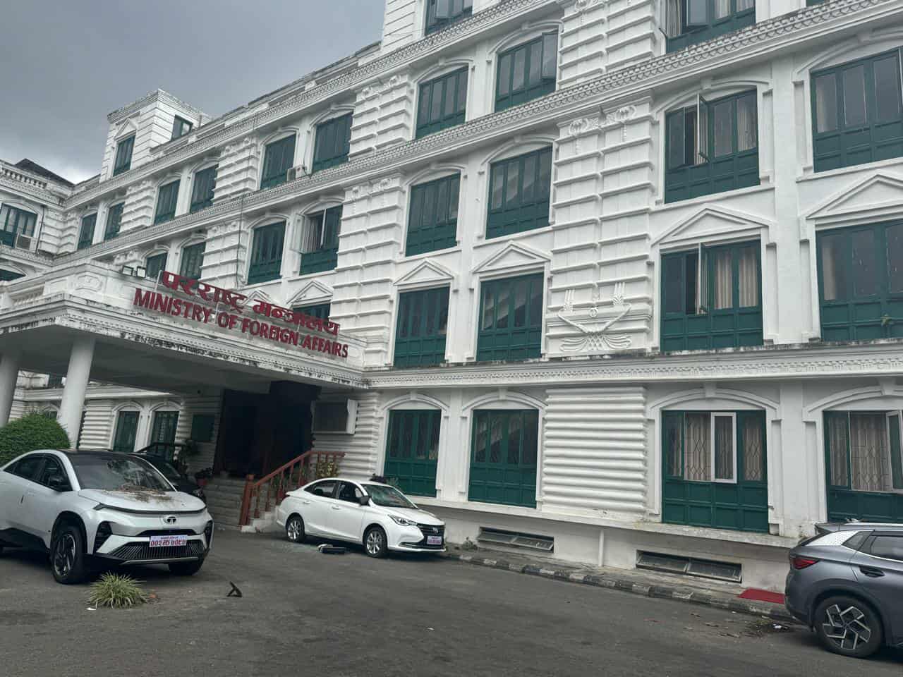 पूर्व पदाधिकारीको अतिरिक्त सुविधा कटौती गर्न अर्थ मन्त्रालयको गृह र रक्षालाई पत्र