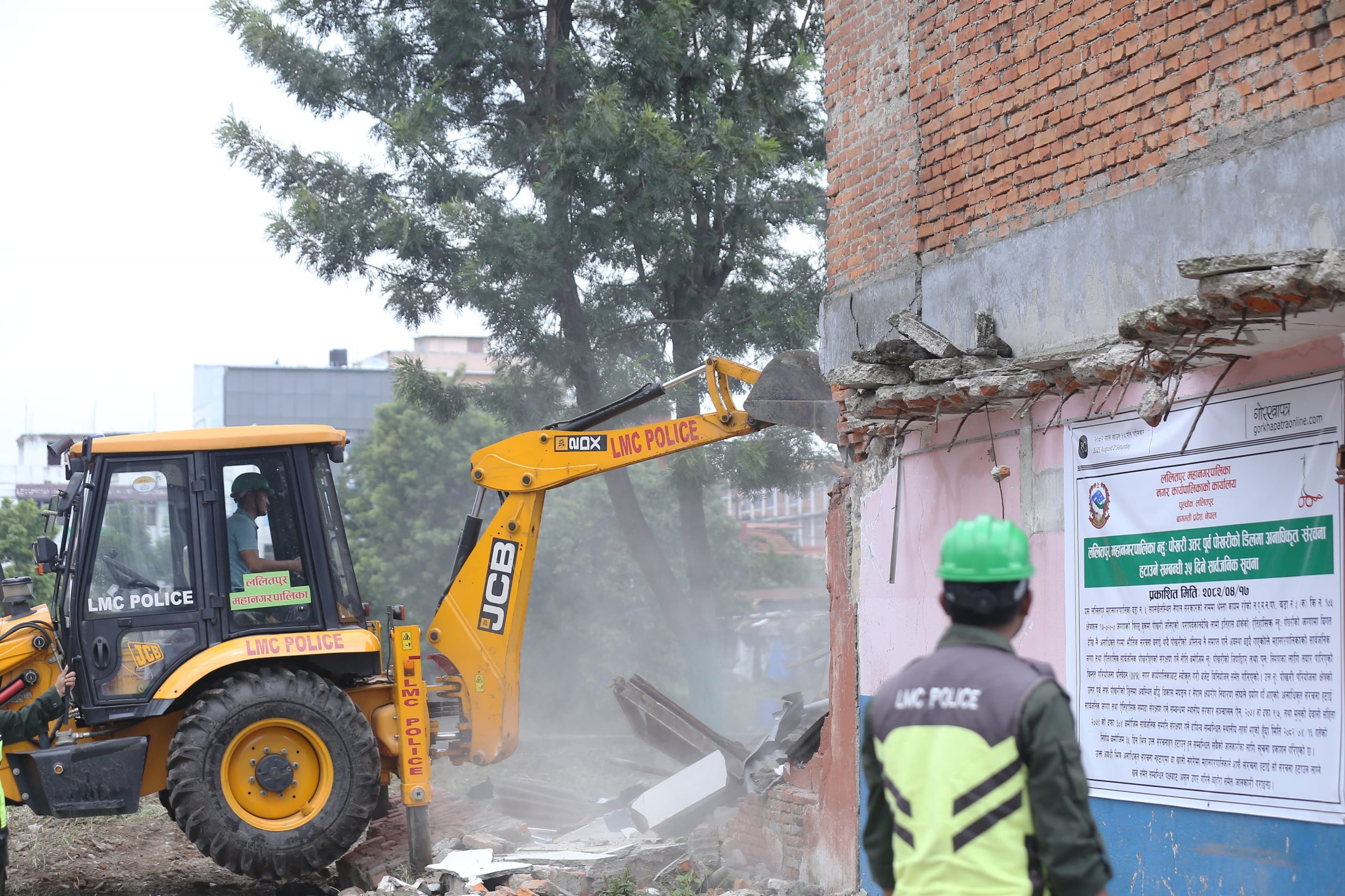 सार्वजनिक जग्गा मिचेर बनाइएका संरचनामा ललितपुर महानगरकाे डाेजर (भिडिओ)