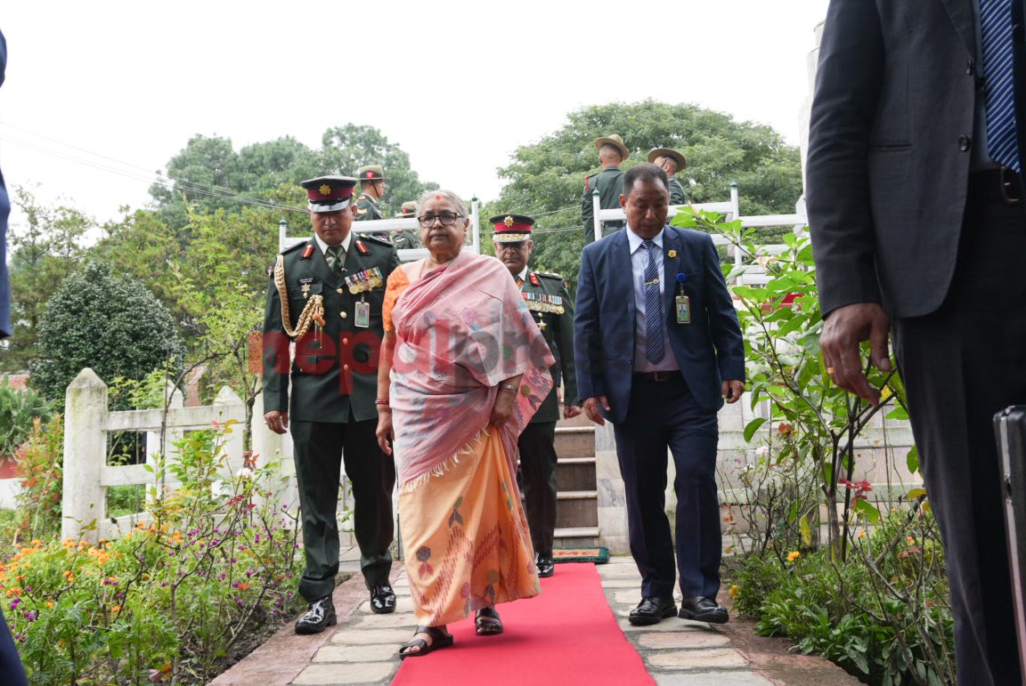 सिंहदरबार छिर्नुअघि शहीद स्मारक पुगिन् सुशीला (तस्बिरहरू)