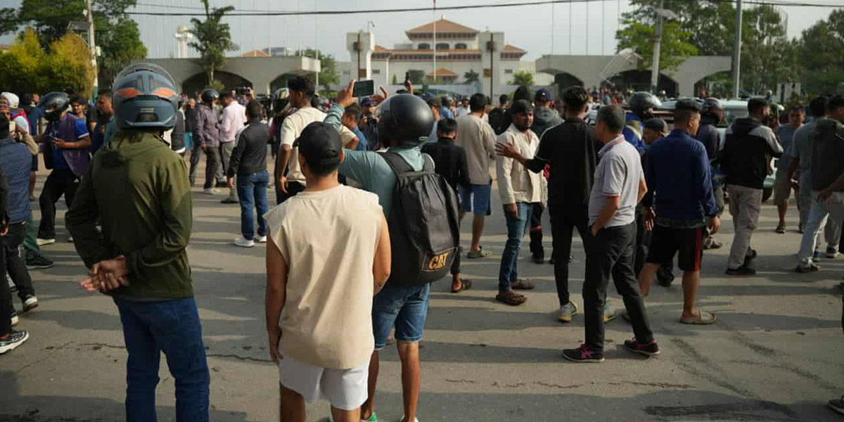 संसद भवन अगाडि बिहानैदेखि युवाहरु भेला हुँदै