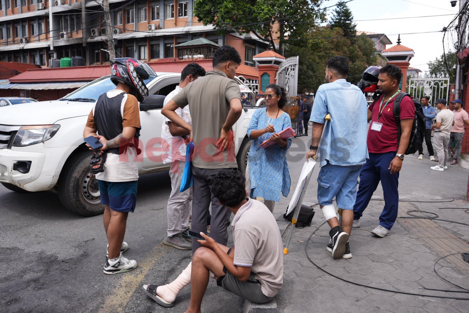 सिंहदरबार छिर्न नदिएपछि गेटमा धर्ना बसे जेनजी आन्दोलनका घाइते (तस्बिरहरू)