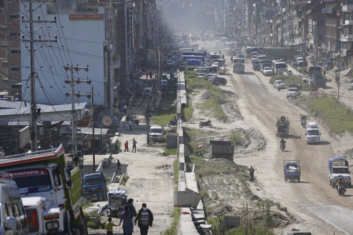 काम सुस्त हुँदा सूर्यविनायक-धुलिखेल सडकमा धूलो र हिलोले यात्रुलाई सास्ती (तस्बिरहरू)