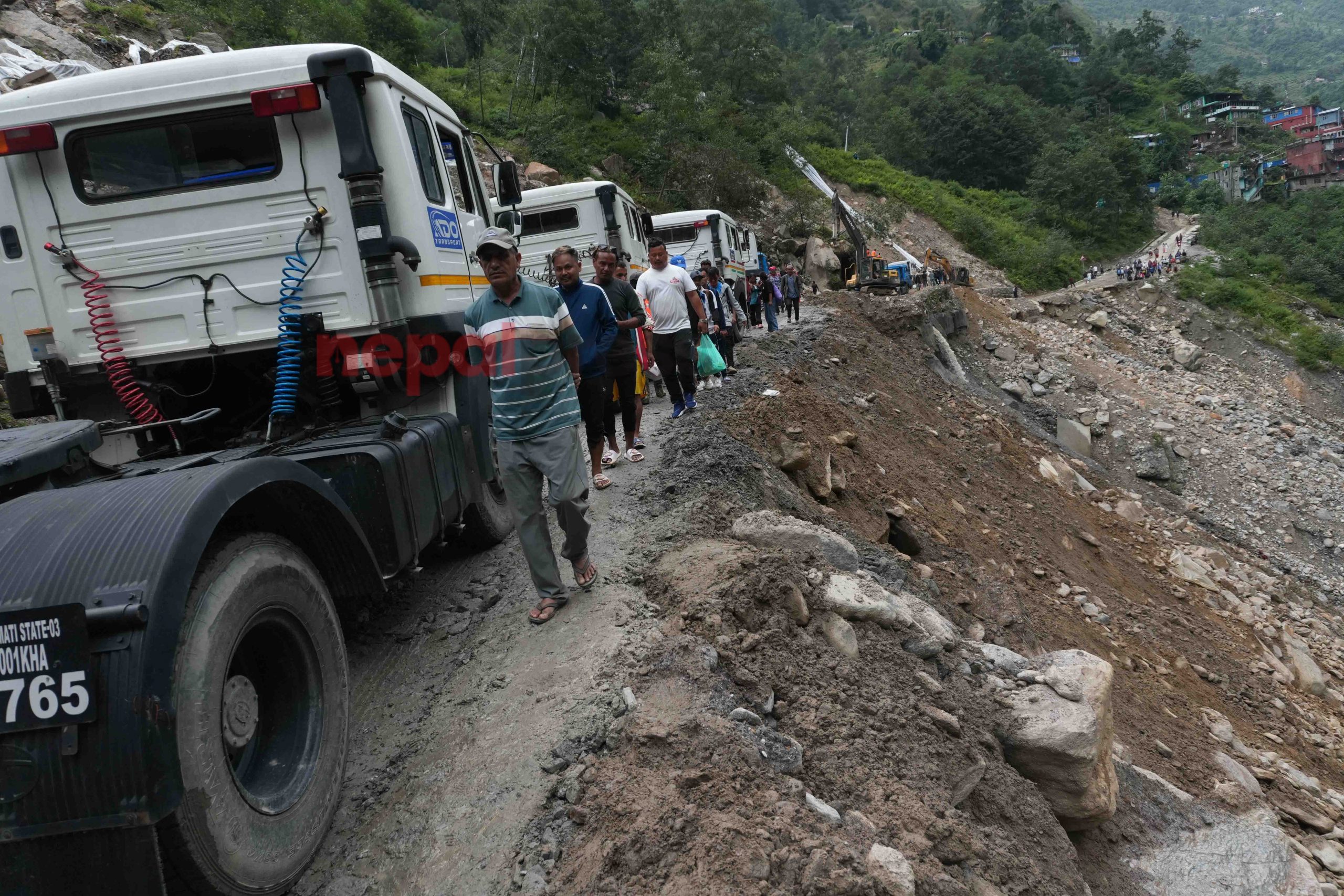 कोदारी पहिरोले स्थानीय र व्यापारीहरूलाई सधैँको सास्ती (तस्बिरहरू)