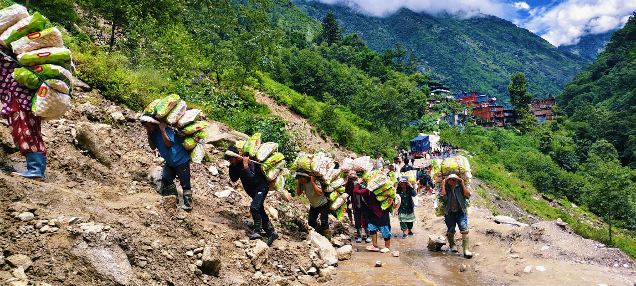 तातोपानी नाका जोड्ने सडक क्षतविक्षत, दसैँको मुखमा व्यापारीको बिजोक (तस्बिरहरू)