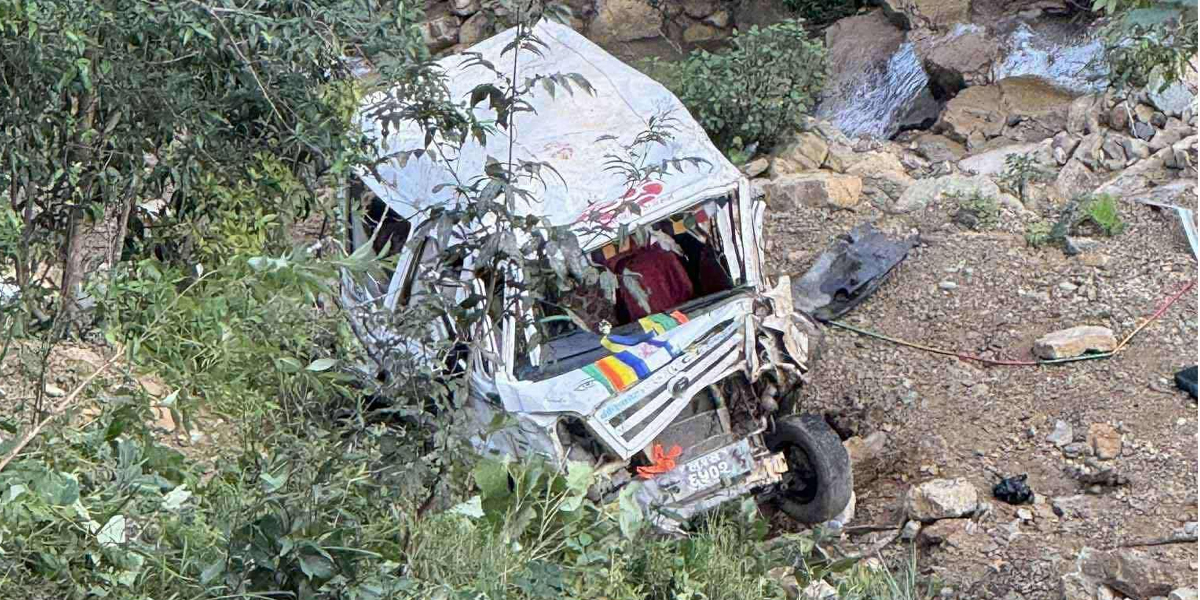 रुकुमबाट दाङ आउँदै गरेको गाडी सल्यानमा दुर्घटना, तीन जनाको घटनास्थलमै मृत्यु