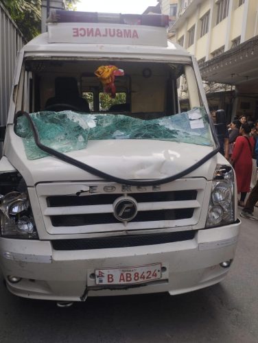 १०२ सर्भिस सेन्टरले भन्यो–५ वटा एम्बुलेन्स तोडफोड र एकजना चालक घाइते भए