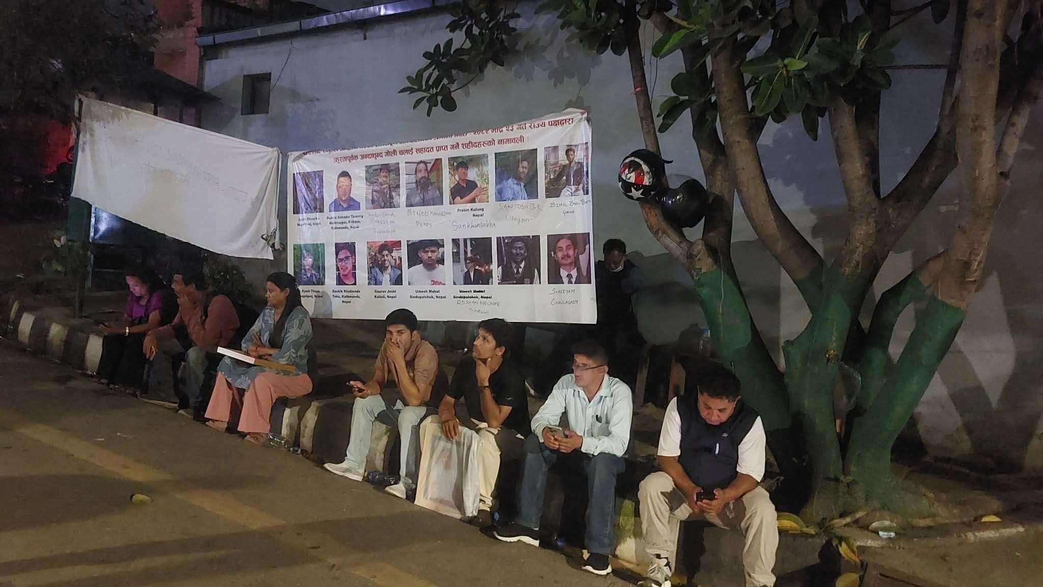 बालुवाटारबाहिर प्रधानमन्त्रीको राजीनामा माग्दै मध्यरातमा नाराबाजी, सुधन पनि आक्रोशित