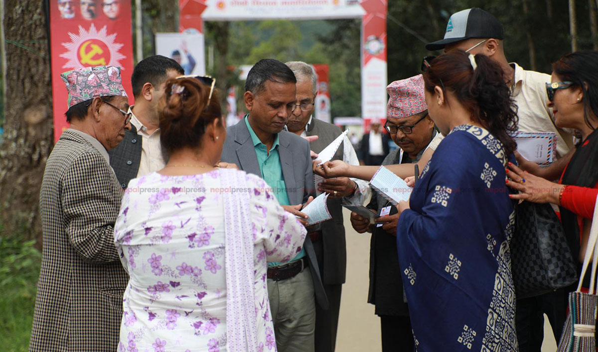 सदस्यताको याचनासहित विद्याको पत्र गाेदावरीमा एमाले प्रतिनिधिलाई बाँडिदै (तस्बिरहरु)