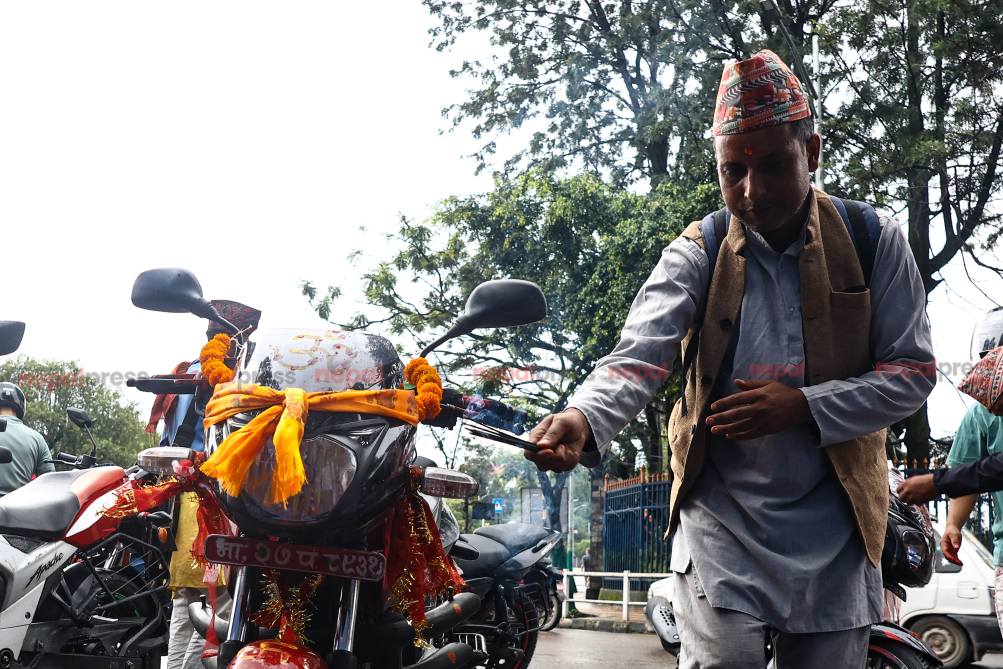 विश्वकर्मा पूजा : भद्रकाली मन्दिर परिसरमा आफ्नो सवारीसाधन पूजा गर्दै श्रद्धालु (तस्बिरहरू)