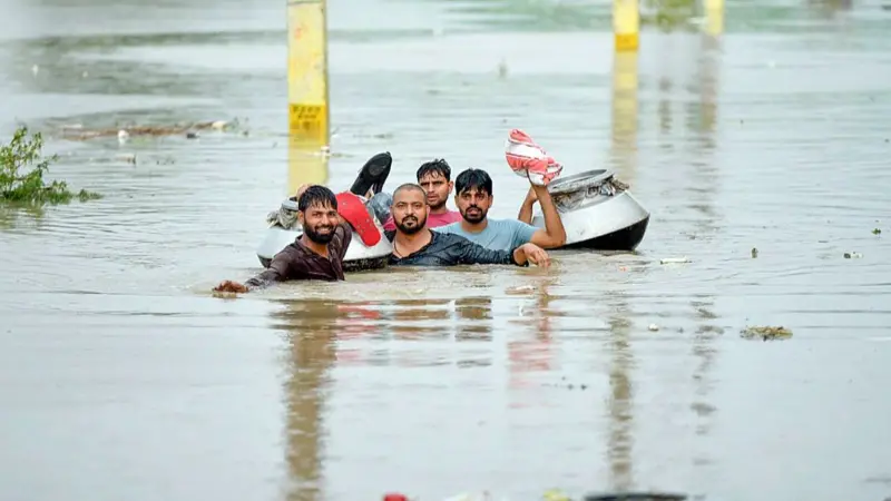 यमुना नदीले जल सतह पार गरेपछि भारतको राजधानी नयाँ दिल्ली डुबानमा