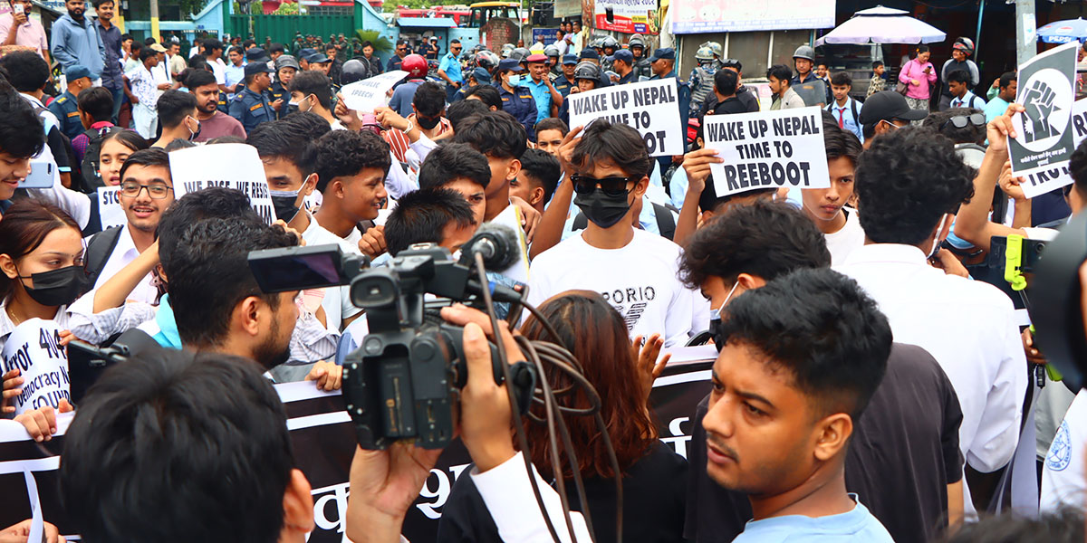 इटहरी उपमहानगर कार्यालयमा ढुंगामुढा, विराटनगरमा राजतन्त्र र बालेनको पक्षमा नारा (तस्बिरहरू)