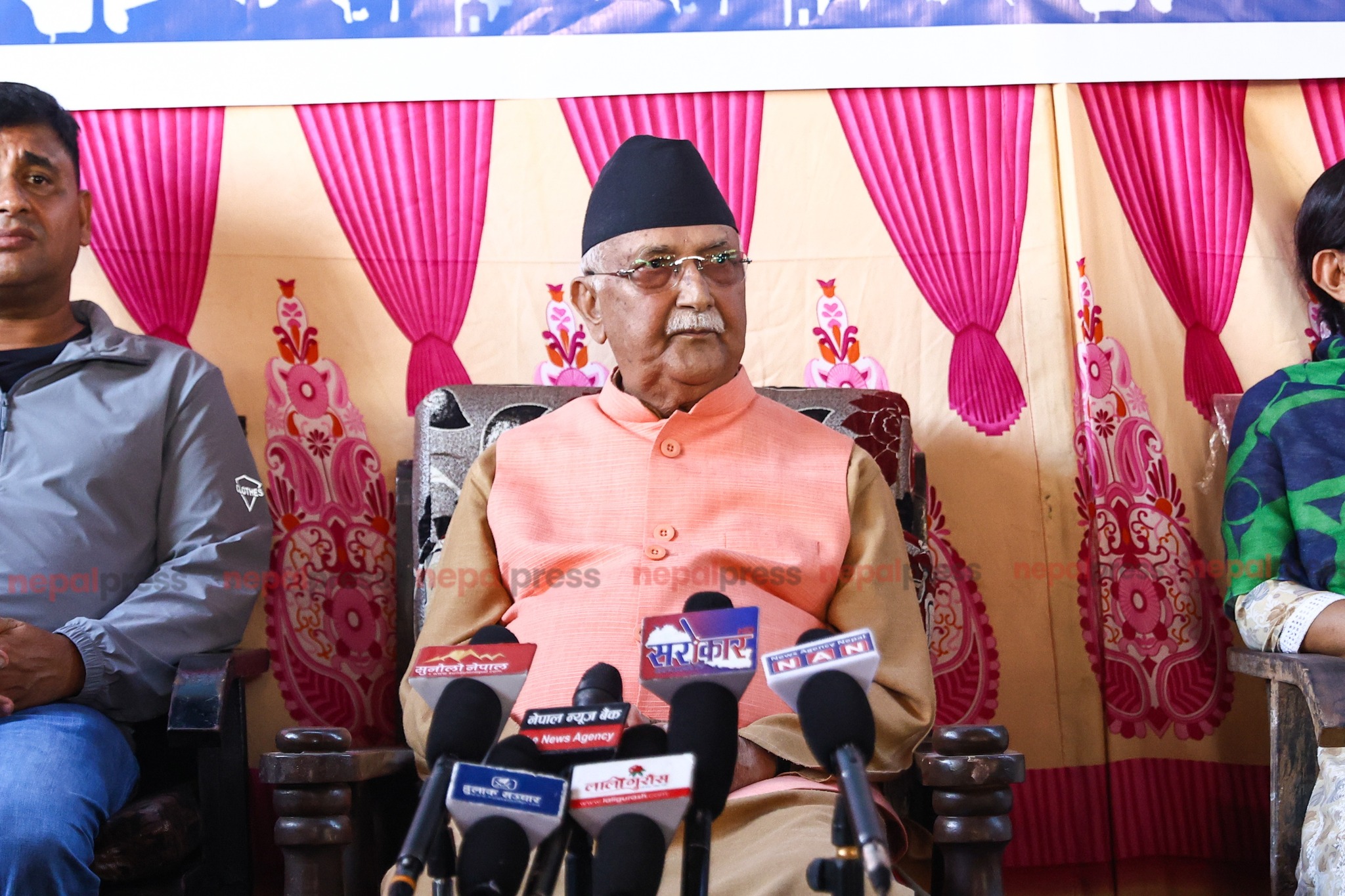 ओलीको असन्तुष्टि- देशभक्तिको पक्षमा बोल्नेहरूलाई झोले भन्दै ट्रेन चलाइयो