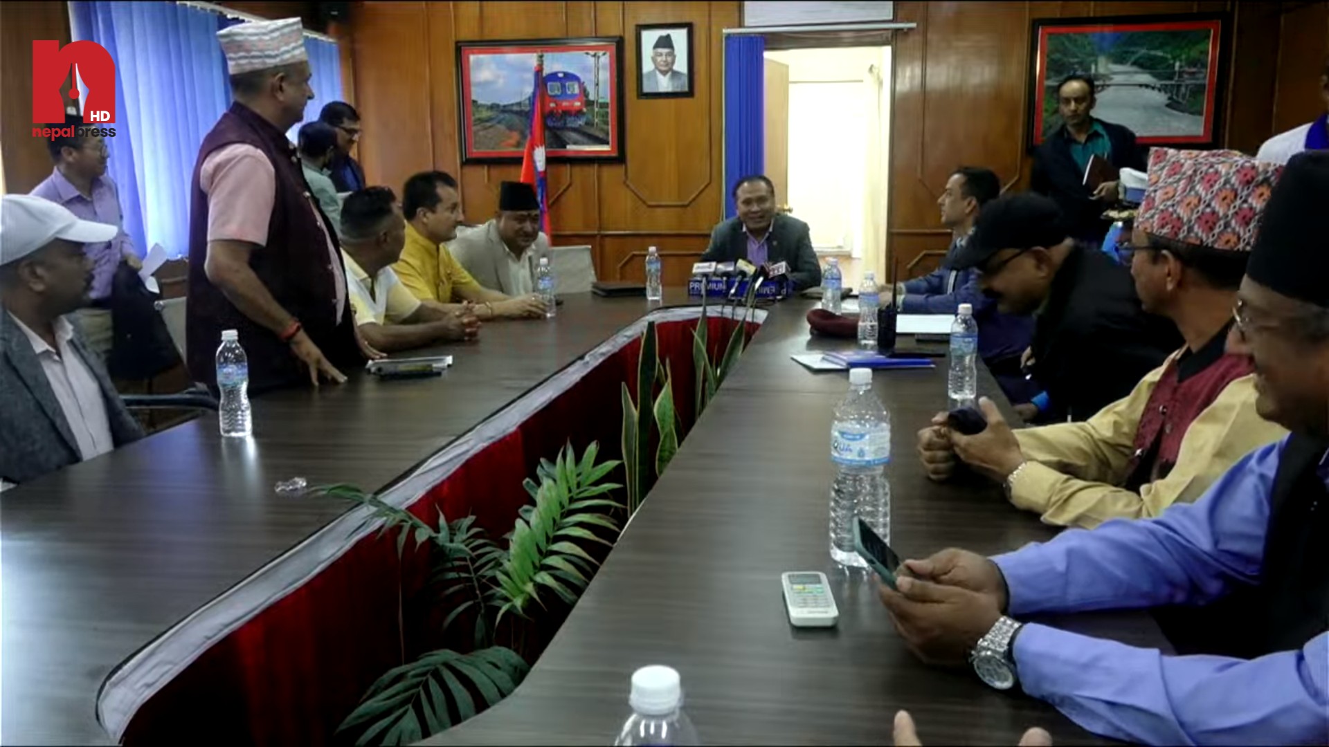 दशैंको मुखमा पहिरोले सडक अवरुद्ध भएपछि भाैतिक पूर्वाधारमन्त्रीले बाेलाए आकस्मिक बैठक