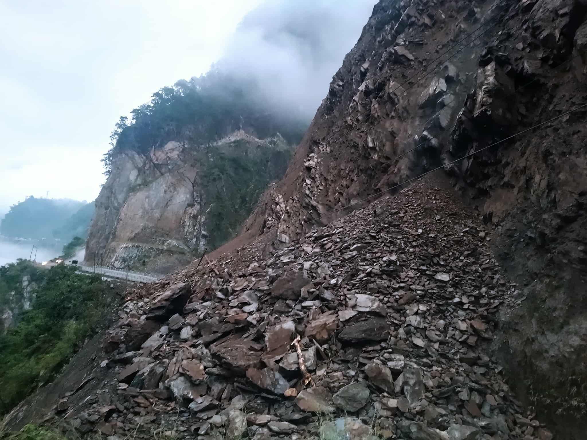 पहिरोको कारण हिजोदेखि नारायणगढ-मुग्लिन सडक बन्द, वैकल्पिक सडक प्रयोग गर्न सडक डिभिजनको अनुरोध