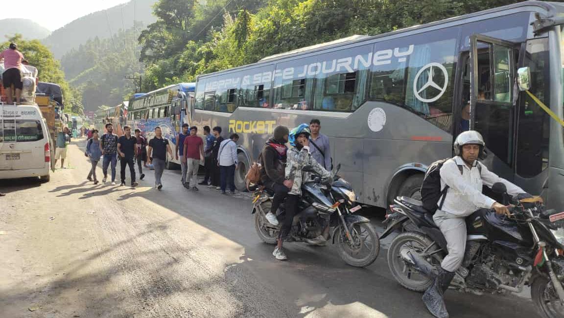 तुइनखोला पहिरो- जोखिममा यसरी काम गर्दैछन् सडकका कर्मचारी, पैदलै हिँड्न थाले यात्रु