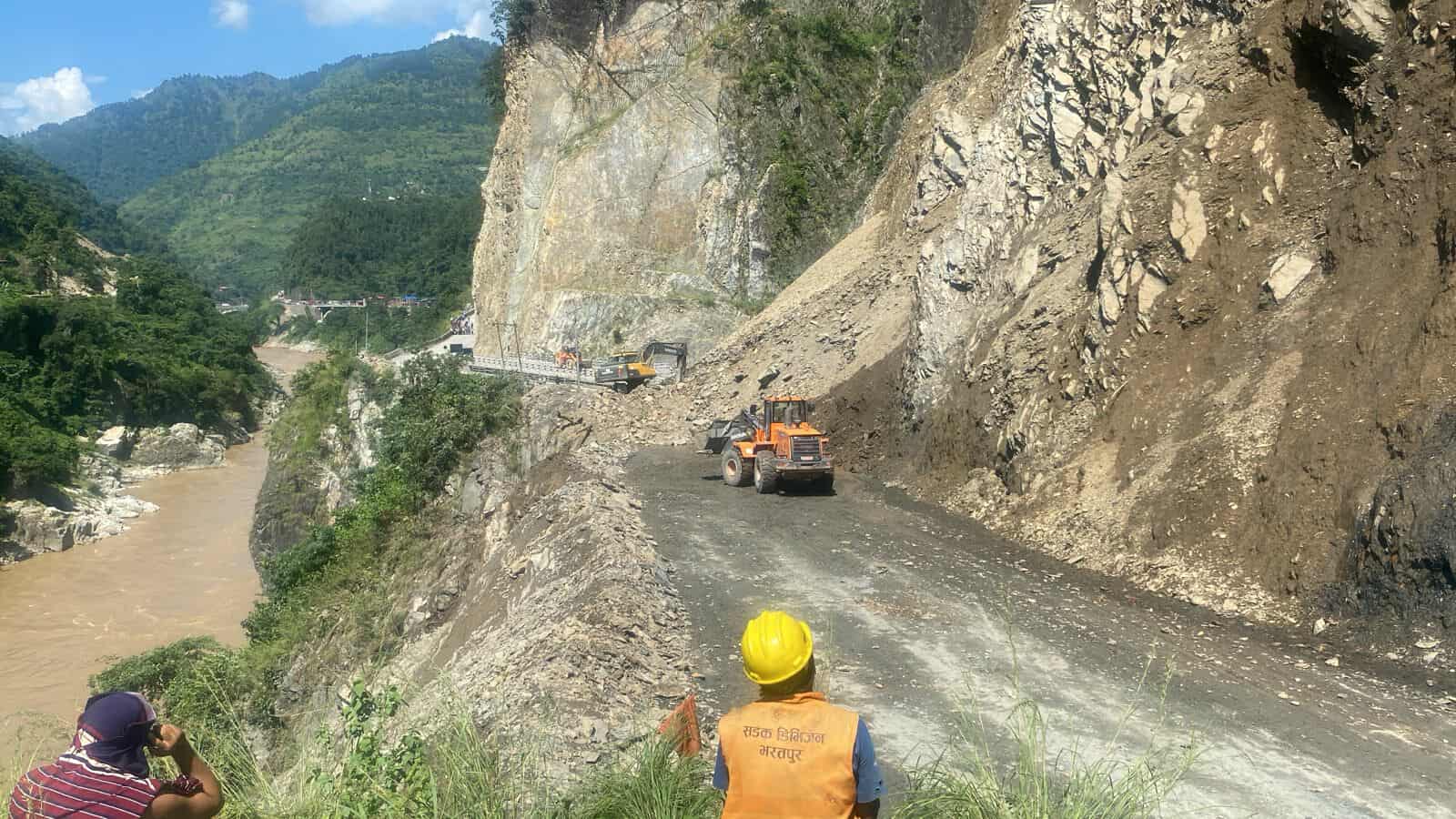 तुइनखोलाको पहिरो रोकियो- आज साँझसम्म सडक खुलाउने तयारी
