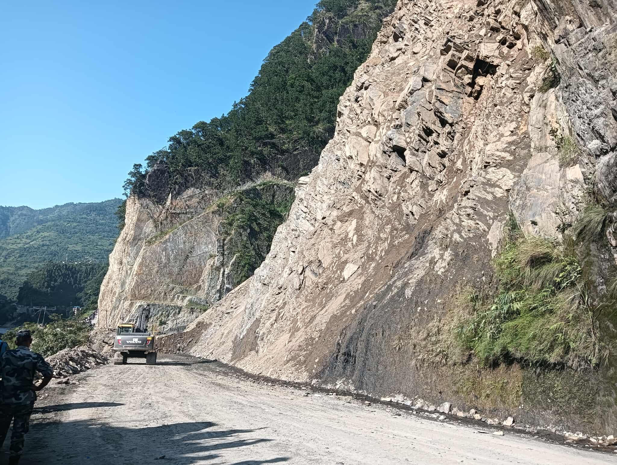 ४५ घण्टापछि पन्छाइयो तुइन खोलाको पहिरो, एकतर्फी सवारी खुलाउने तयारी