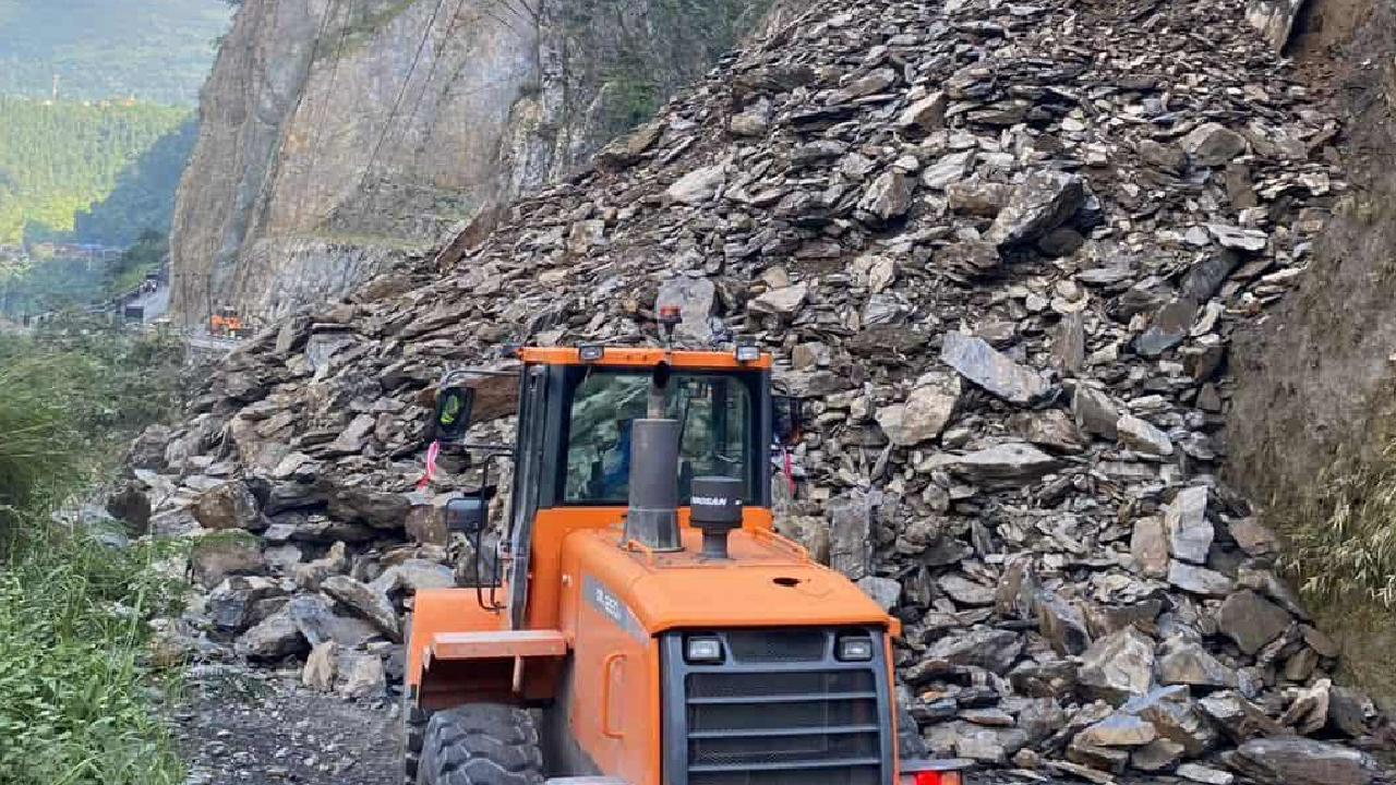 नारायणगढ–मुग्लिनमा खसेको पहिराे हटाउन सुरु