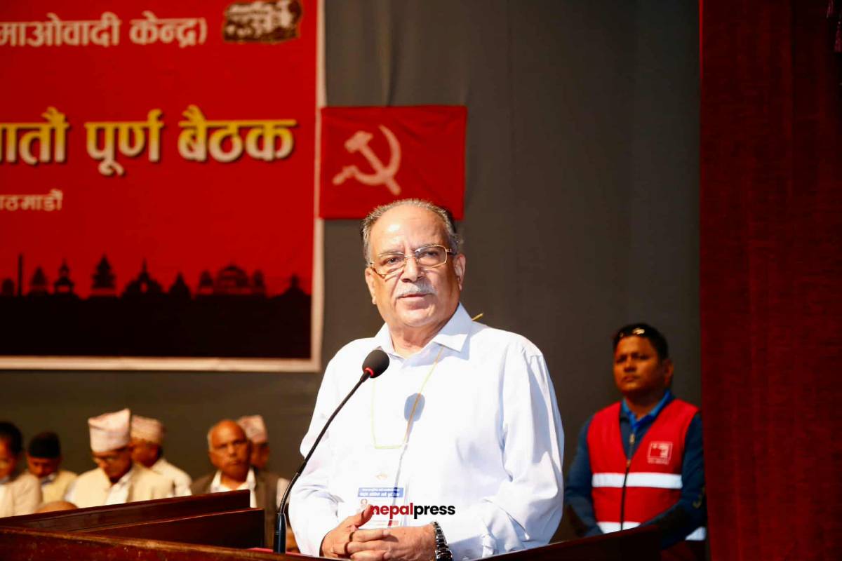 बैठकबाट बाहिरिँदै प्रचण्डले भने– म अब माओवादीको अध्यक्ष रहिनँ, संयोजक भएँ