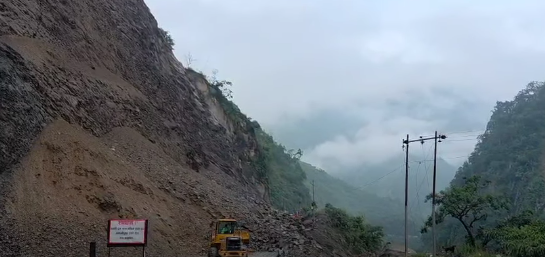 झिसमिसेदेखि नै पन्छाउन सुरु भयो तुइनखोलाको पहिरो