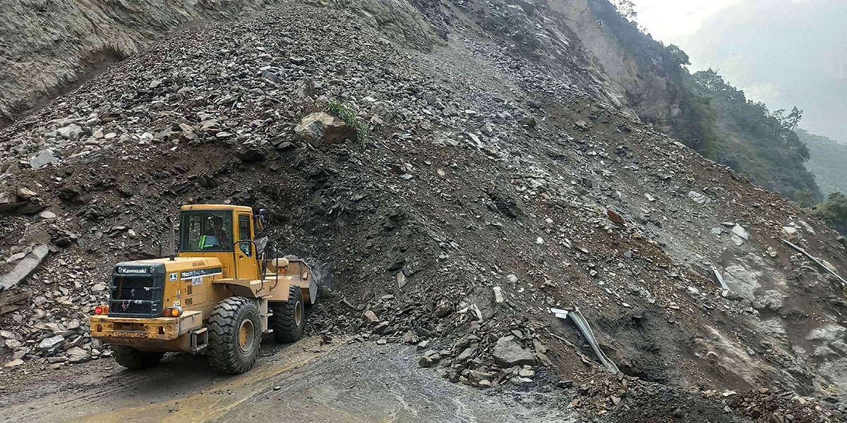 तुइन खोलाको पहिरोले पोखरा-काठमाडौं सडकमा बढ्यो जाम