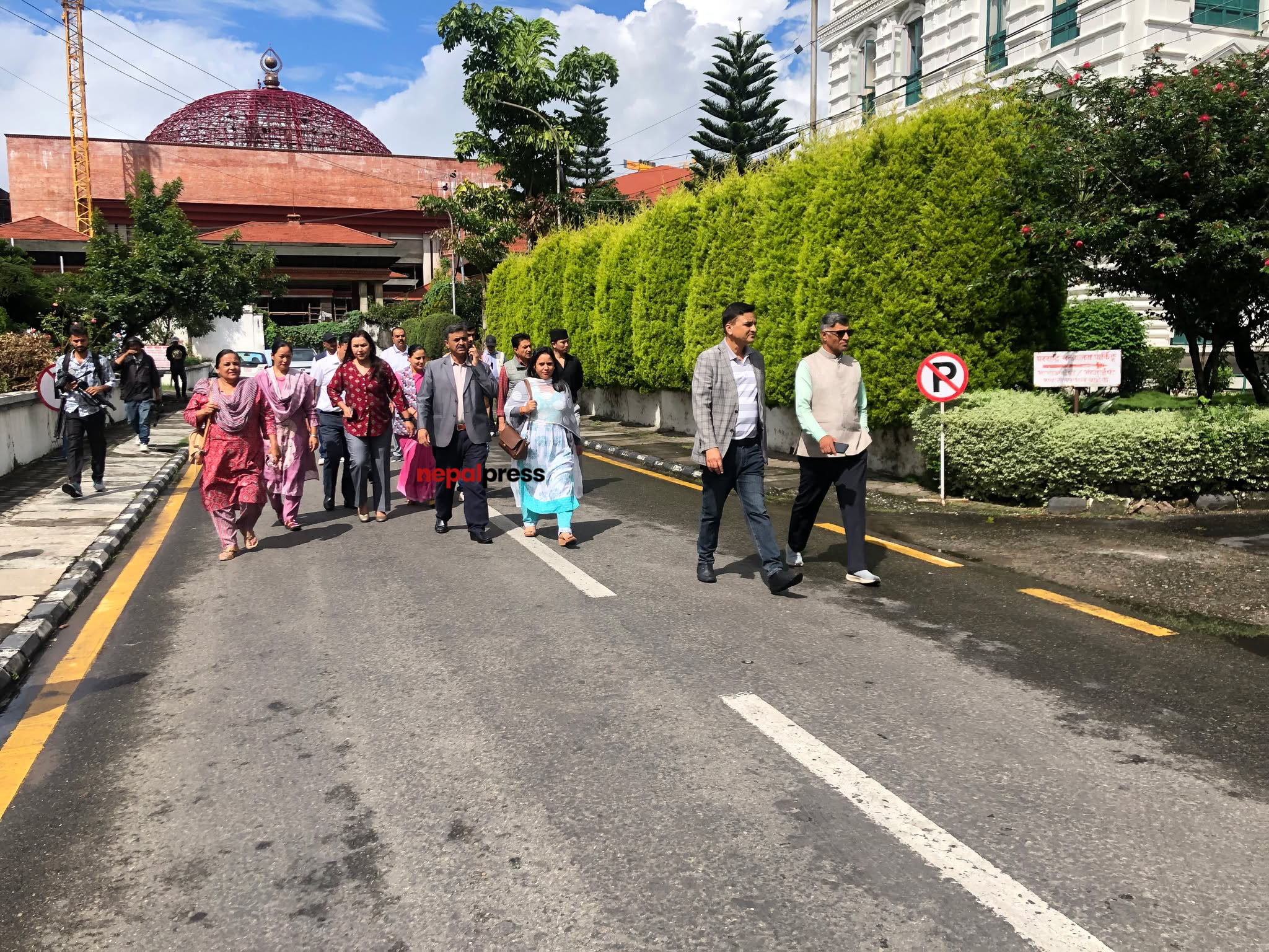 भग्नावशेष हेर्न सिंहदरबार पुगे एमालेका निवर्तमान सांसद (तस्बिरहरू)