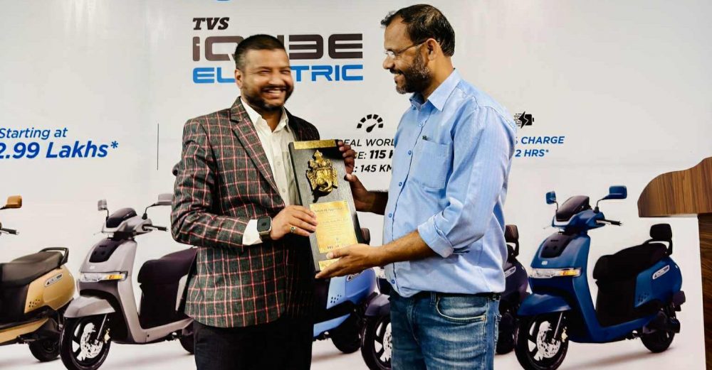 ललितपुरको युनिराइड अटोले जित्यो टिभीएस आइक्युबको सार्वधिक बिक्रीको अवार्ड