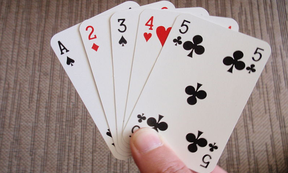 घोराहीमा तास खेलिरहेका १२ जना पक्राउ, पौने २ लाख बरामद