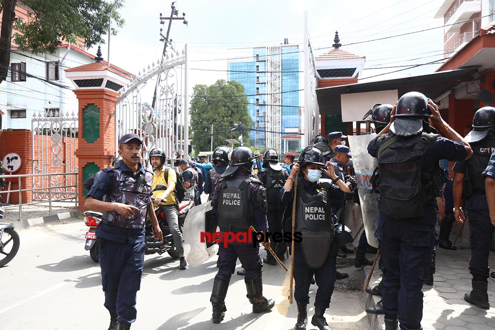 प्रधानमन्त्री निवास र अख्तियारमा प्रहरीको कमाण्डो टोली परिचालन, भिड जम्मा भए सिलसिलेबार बल प्रयोग