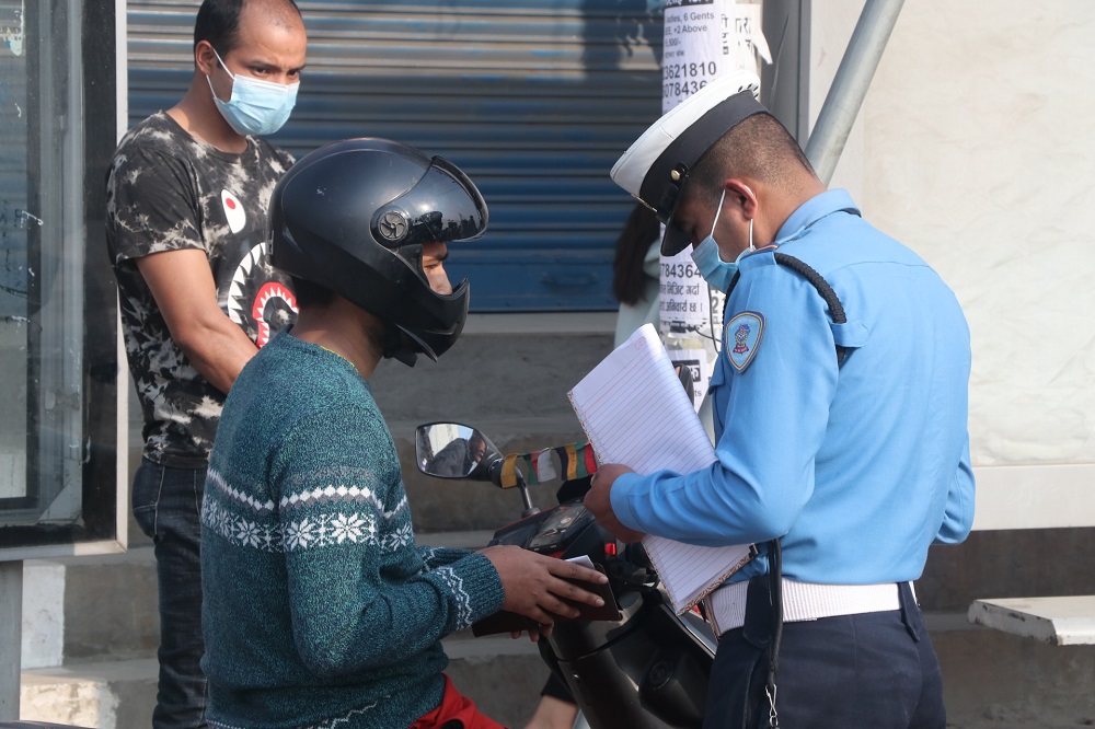 लापसे गरी सवारी चलाउनेहरू ट्राफिकको फन्दामा- ४ पठाओ चालकसहित ६ जना पक्राउ