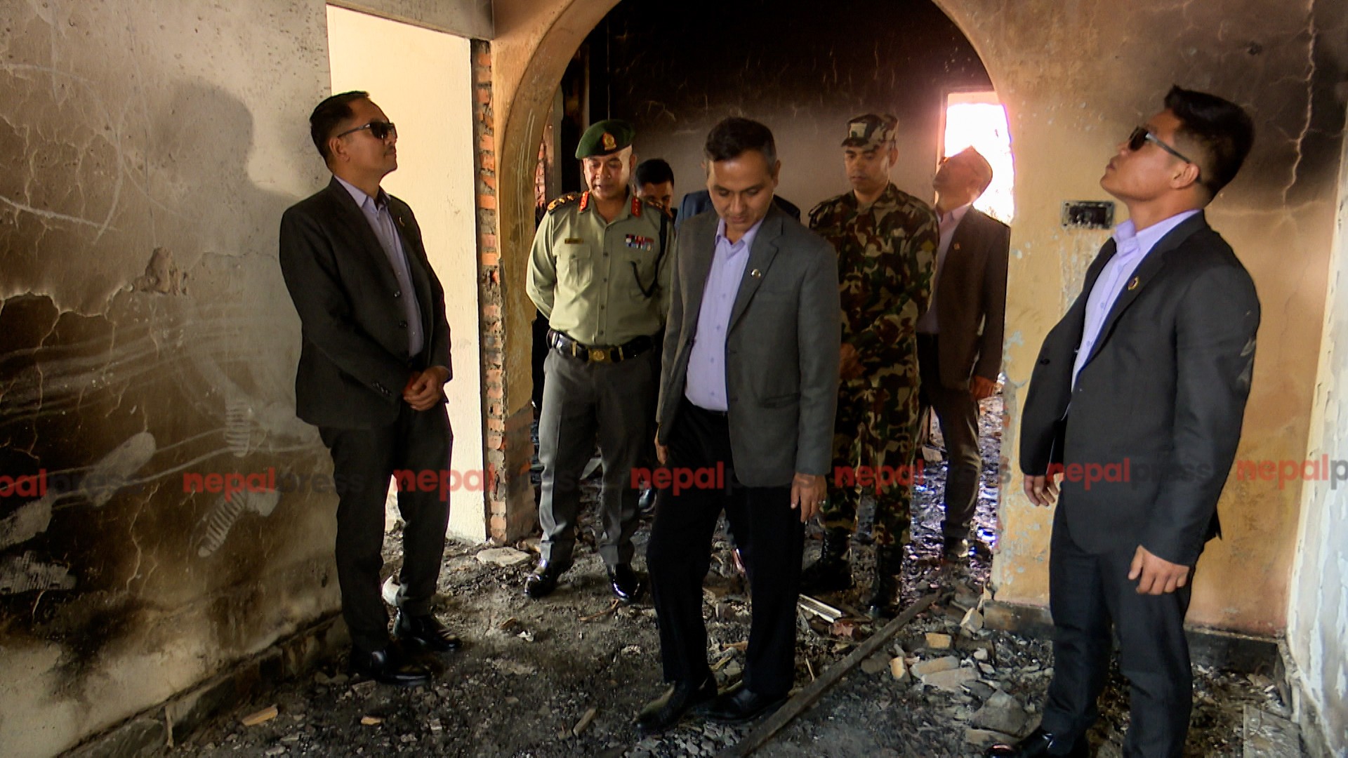 जेन-जी आन्दोलनमा क्षतिग्रस्त राष्ट्रपतिको घरमा पुगे गृहमन्त्री (तस्बिरहरु)