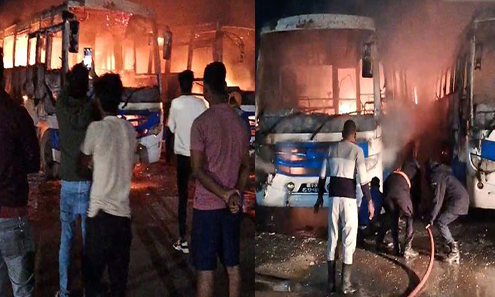 रोकिराखेको दुई वटा बसमा आगलागी