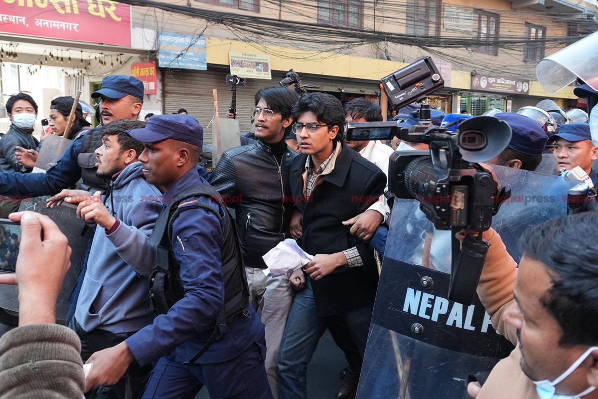 प्रधानमन्त्री भेट्न पुगेका मिराज ढुंगानासहितका जेन-जीलाई प्रहरीले गेटबाटै लखेट्यो