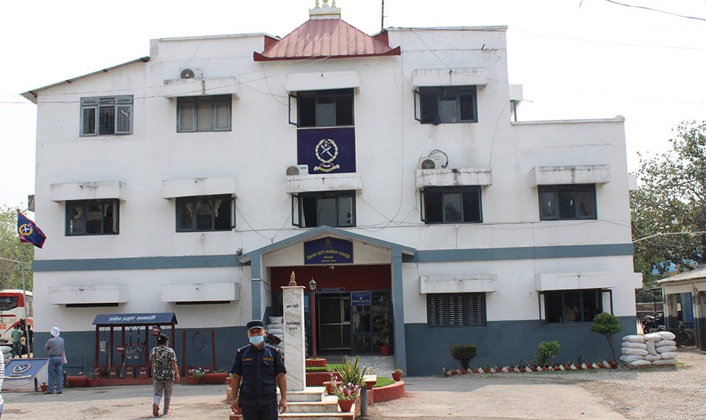 २३ लाख बराबरको अवैध सामान बरामद