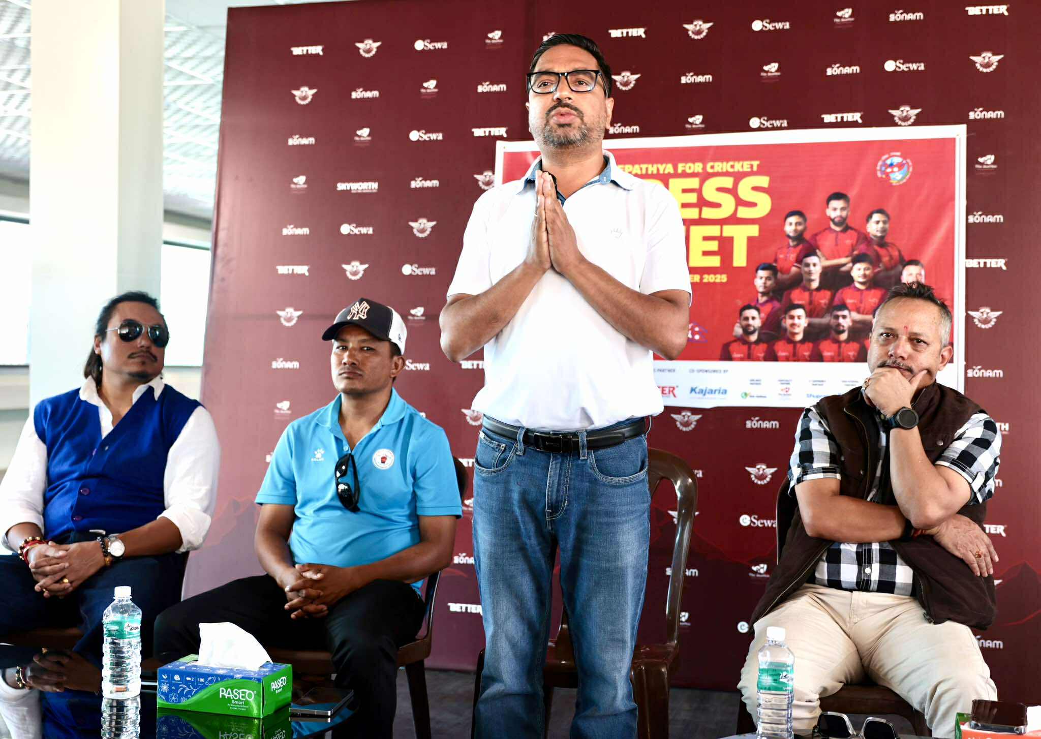 पोखरा एभेन्जर्सले नेपथ्यको कन्सर्टको टिकटमार्फत उठेको रकमबाट विद्यालयमा क्रिकेट कीट दिने