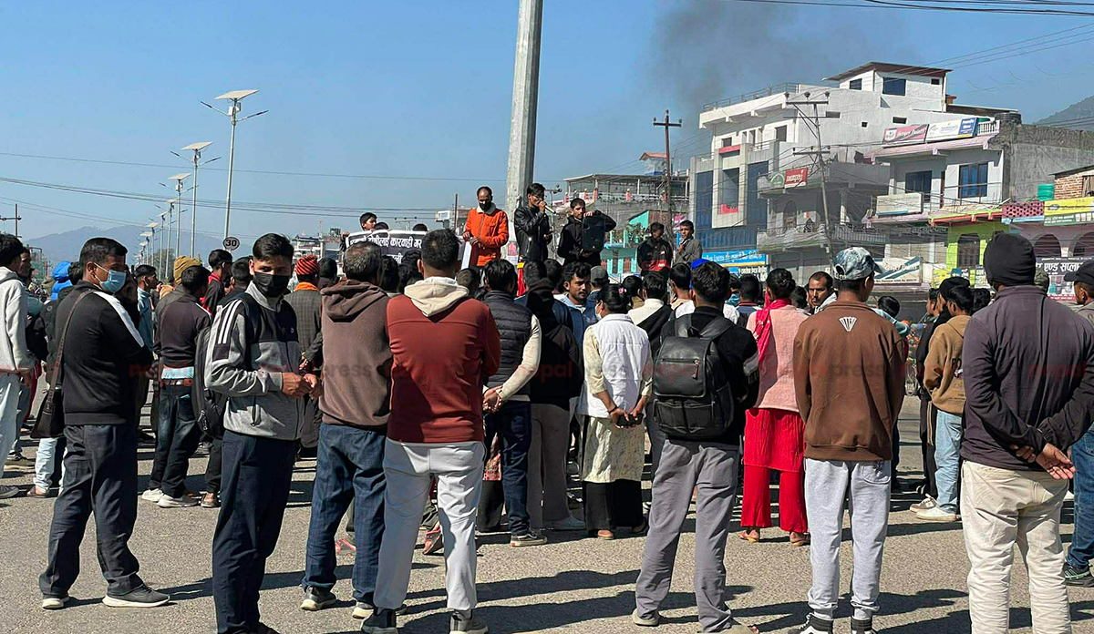 पत्रकार आचार्यकाे दुर्घटना शंकास्पद भन्दै आन्दोलन, सवारी आवागमन ठप्प