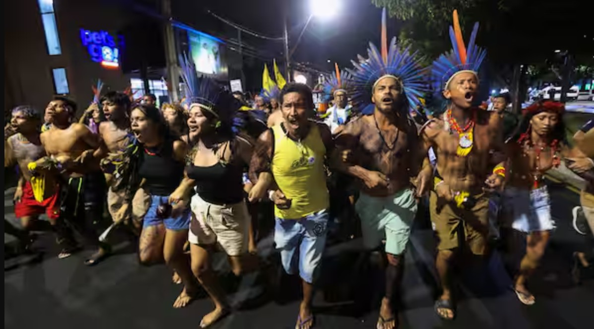 कोप३० जलवायु शिखर सम्मेलनमा झडप : प्रदर्शनकारीले भने हाम्रा वनजंगल बिक्रीका लागि होइनन्