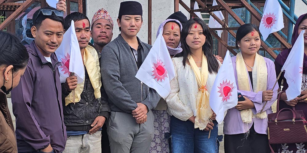 इलामको माङसेबुङका युवा एमालेमा प्रवेश