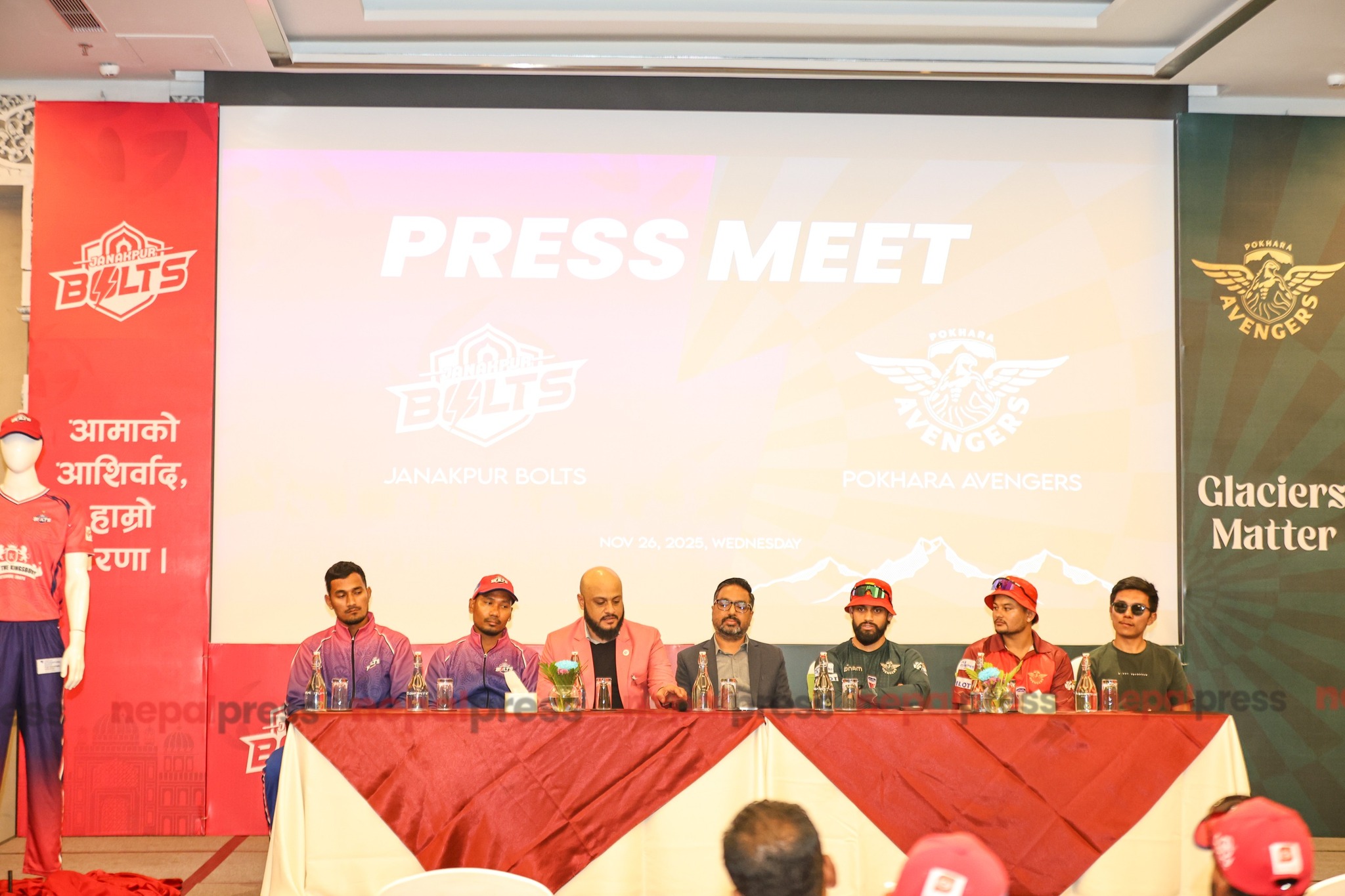 पोखराविरुद्धको खेलमा जनकपुरका खेलाडीले आमाको नाम लेखेको जर्सी लगाउने