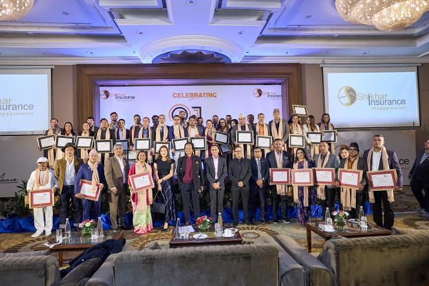 शिखर इन्स्योरेन्सबाट वार्षिकोत्सवको अवसरमा कर्मचारी सम्मानित