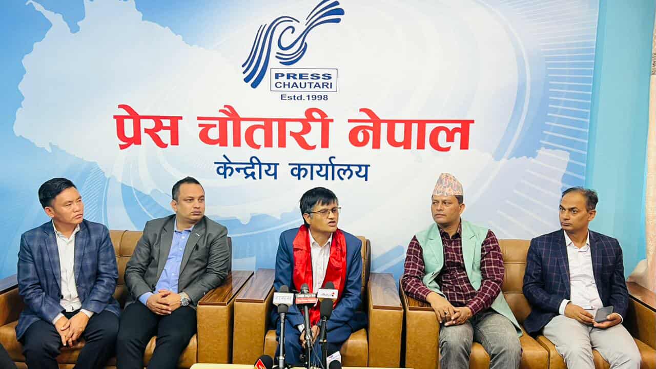 ११ दल नेपाली कम्युनिष्ट पार्टीमा मिल्नु भनेको ओली र सिद्धान्तको विरोध गर्नु मात्र हो : सूर्य थापा