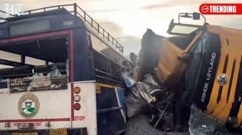 भारतको तेलङ्गना राज्यमा बस दुर्घटना : २० जनाको मृत्यु
